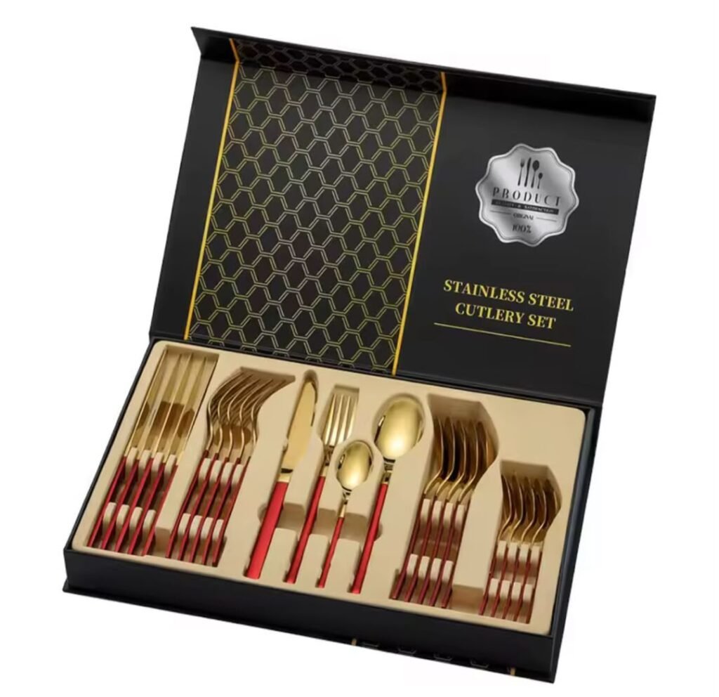 Apportez une touche de luxe et de raffinement à votre table avec ce magnifique set de couverts rouge et doré. Son design moderne, associé à une finition brillante effet miroir, en fait un choix idéal pour sublimer vos repas au quotidien comme lors de grandes occasions.